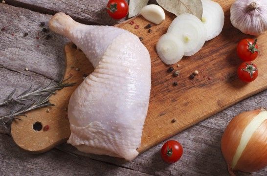 Lavar el pollo, retirando el exceso de grasa y separar la piel de la carne dejando una especie de saco, sin retirar por completo y reservar.